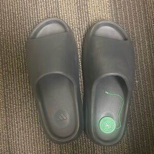 Used Like New Onyx Yeezy Slides*Price Negotiable*